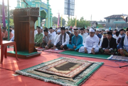   Bupati H Yopi Arianto Shalat Idul Fitri di Stadion Narasinga Rengat
