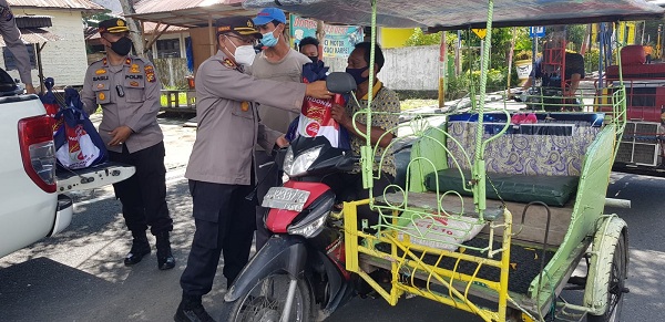 Polres Rohil Bagikan Sembako Kepada Masyarakat Terdampak Program PPKM Darurat
