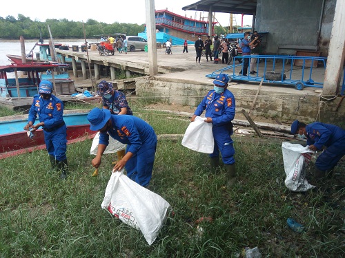 Terapkan Prokes Covid-19, Satpolair Polres Rohil Adakan Baksos Bersih Pantai