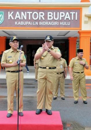  Kunker di Inhu, Gubri Pimpin Upacara di Halaman Kantor Bupati