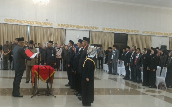 Gubri Lantik 542 Pejabat Eselon III dan IV