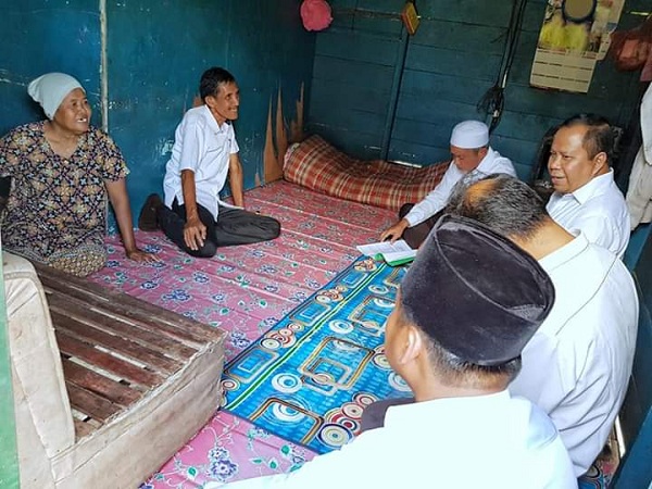 Bupati dan Wabup Meranti KOmpak Meninjau Warga Sasaran Bantuan Rumah Layak Huni di Desa Banglas