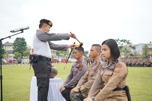 Sematkan Baret Perwira dan Bintara Remaja Ditsamapta, Ini Pesan Kapolda 