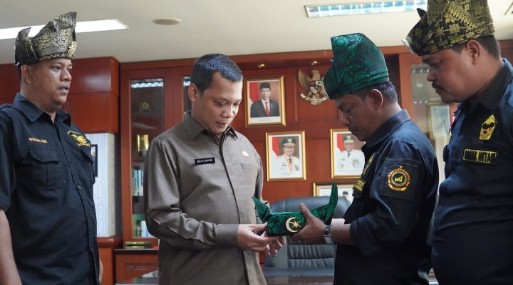 Sekwan DPRD Riau Rayakan HUT ke 44 Tahun, Pasukan Adat Gagak Hitam Sematkan Tanjak