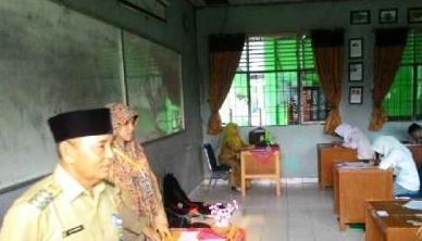 Bupati Harris Tinjau Pelaksanaan UN, MInta Siswa Jujur Dalam Kemampuan
