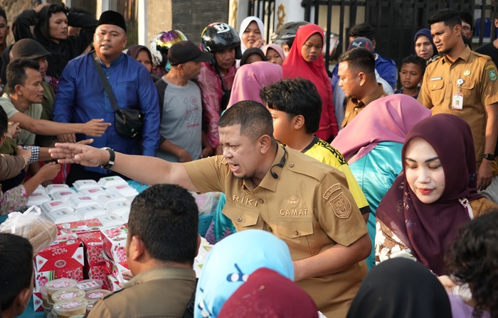 Berbagi Kebaikan, 490 Takjil Ludes Sekejap 