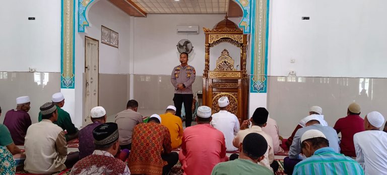 Jumat Curhat,  Kapolres Rohul Shalat berjemaah di Masjid Fastabiqul Khairat Desa Sontang. Â  Â 