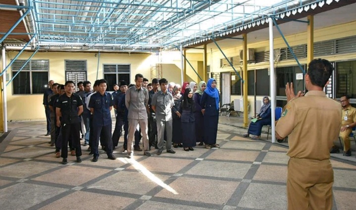 Tindaklanjuti Arahan Bupati Amril, Honorer Diskominfotik Terima SK Perpanjangan Kontrak   