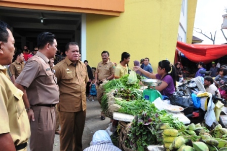 Tinjau Pasar Rakyat Kota Rengat, Warga Ucapkan Selamat Untuk Yopi
