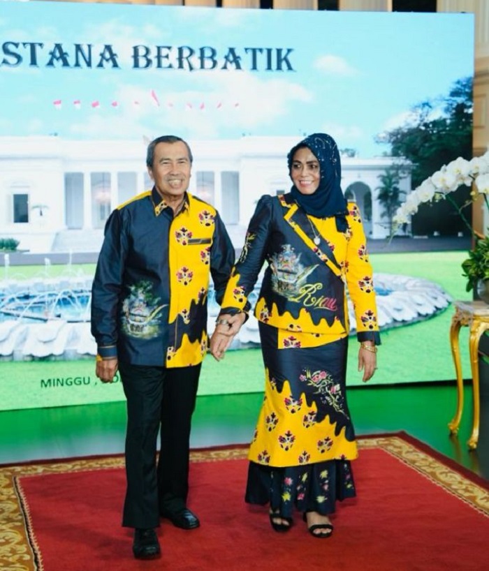 Gubernur Syamsuar dan Istri Tampilkan Batik Riau di Istana Berbatik