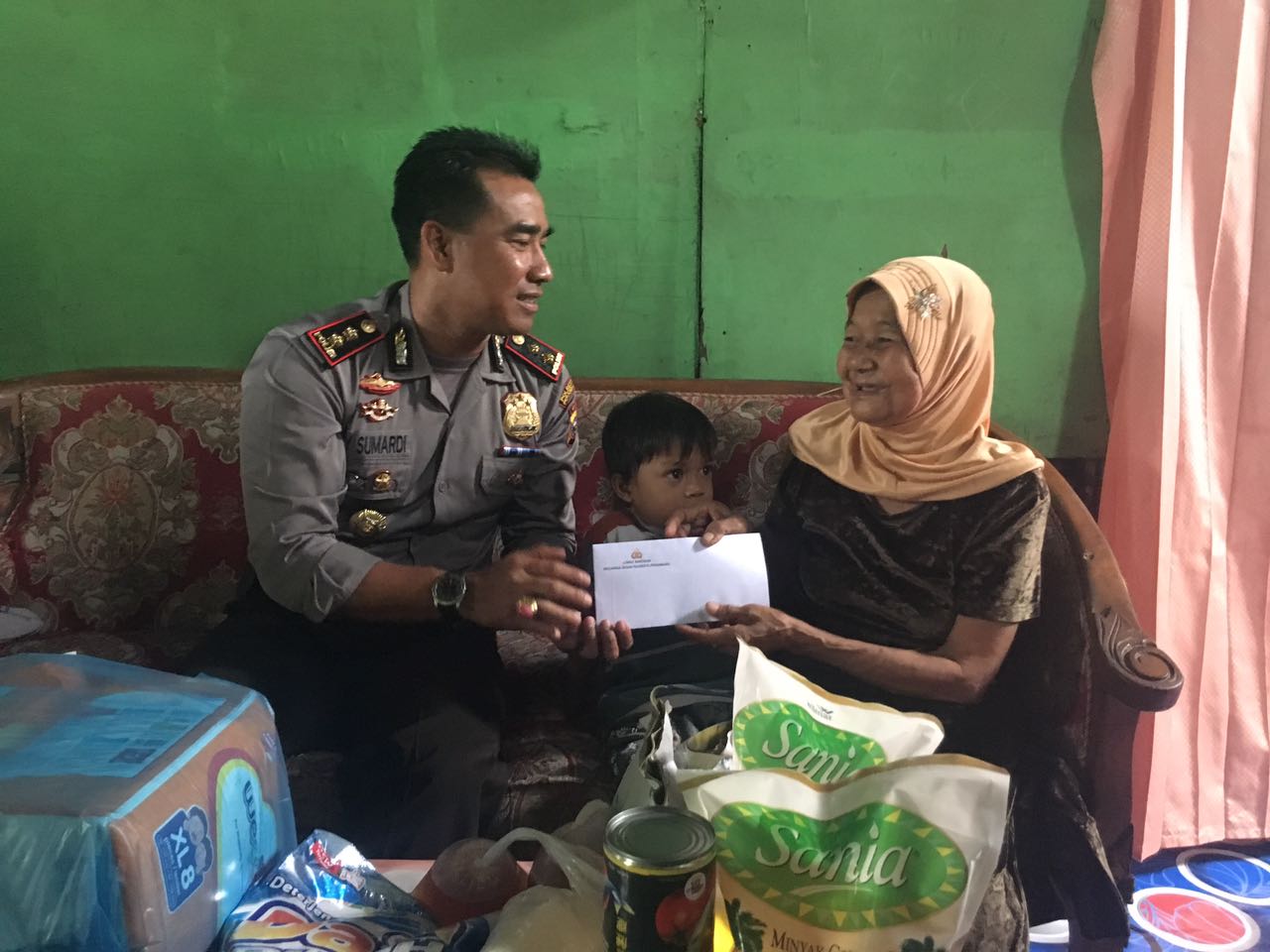Dikunjungi Polresta Pekanbaru, Darwiza Sangat Terharu.
