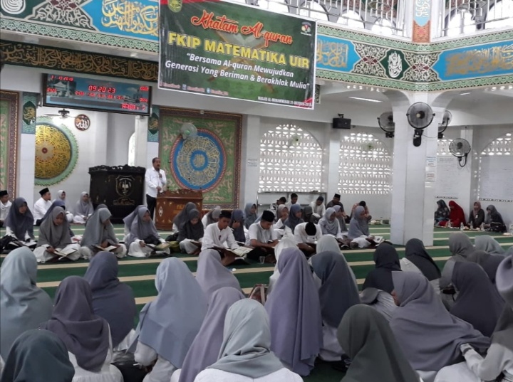 Bekali dengan Ilmu K eislaman, 368 Mahasiswa FKIP UIR Khatam Al Qur'an