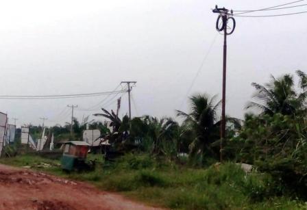 Tiang Listrik Dipekaitan Sudah Terpasang, Namun Belum Teraliri Arus