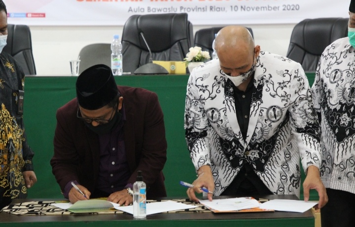 Cegah Pelanggaran Dalam Pilkada, Bawaslu-PGRI Tandatangani MoU