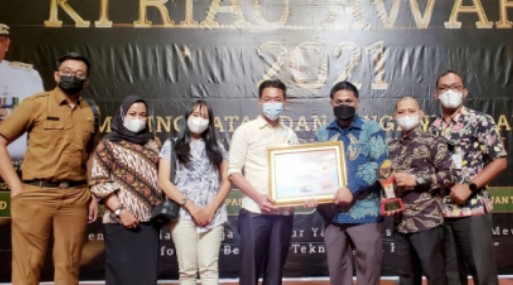 Bupati Rohil Dapat Penghargaan Dari Komisi Informasi Riau