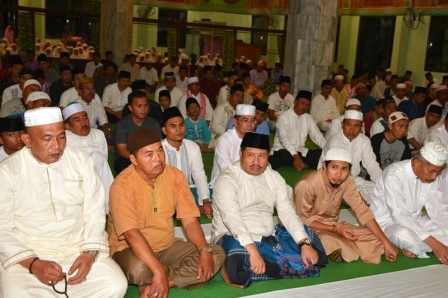 Tarawih Pertama, Bupati dan Wakil Bupati di Masjid Istiqomah Bengkalis