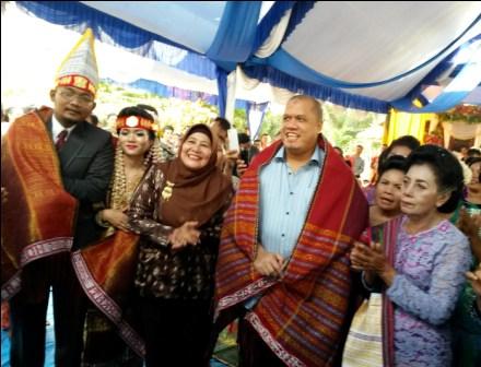 Bupati Yopi di Ulosi Saat Menghadiri Pesta Adat Batak