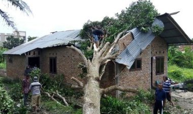 Malam Puluhan Rimah di Deli Serdang Dihantam Angin Puting Beliung 