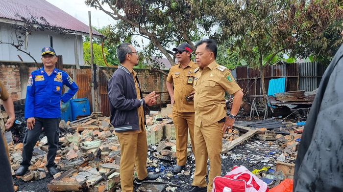 Kunjungi dan Serahkan Bantuan Korban Kebakaran, Plt Bupati Ingatkan Masyarakat  Selalu Berhati-hati