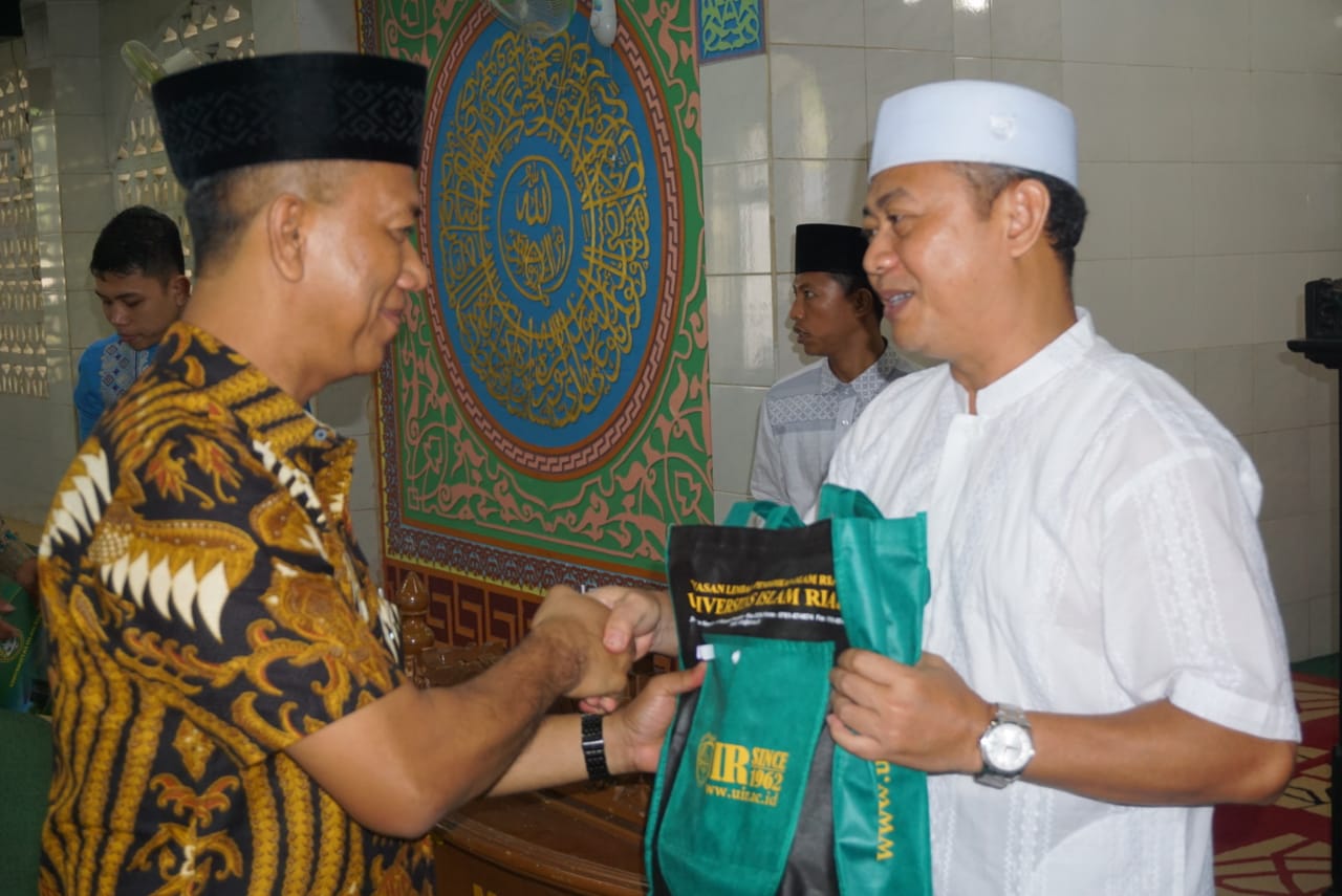 Lepas Jemaah Haji, Rektor Titip Doa untuk UIR