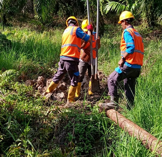 Siang Malam Petugas PLN Berjibaku Memulihkan Sistem Kelistrikan Kecamatan Reteh INHIL
