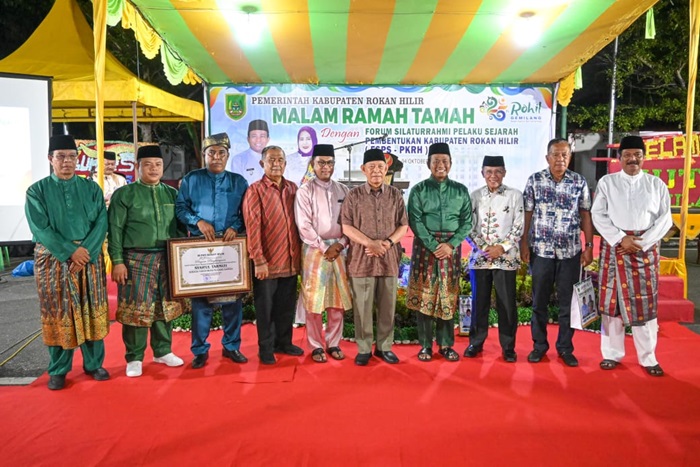 Malam Ramah Tamah HUT Rohil ke-25, Plt Bupati Berikan Penghargaan Kepada Para Pendiri 