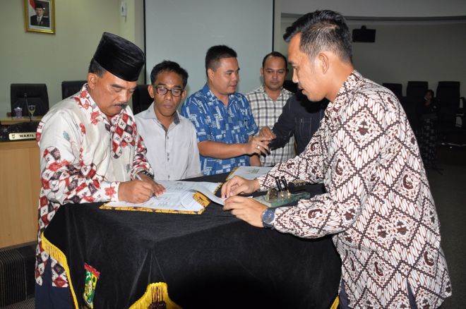 Coret Pengadaan Sapi, Bupati dan DPRD Teken MoU KUA PPAS APBD 2016