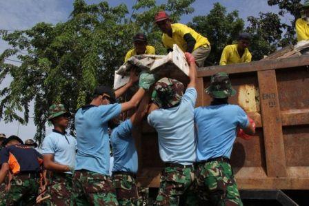 Lanud Pekanbaru Turun Tangan Bantu Selesaikan Sampah