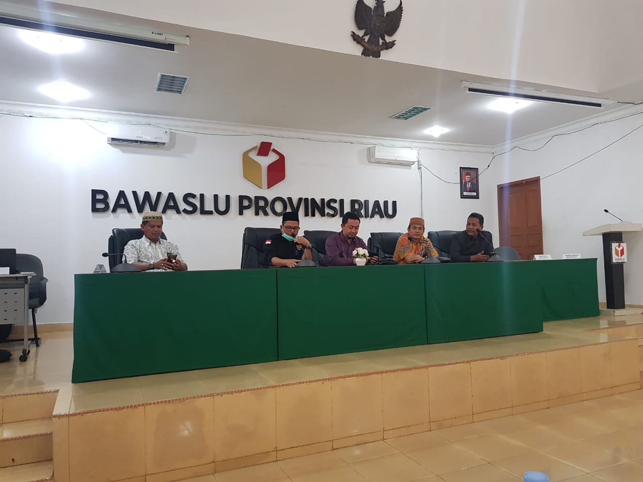 Rusidi Rusdan Curhat Kepada Anggota DPR RI Kondisi Jalan Ke Kantor Bawaslu Belum Diaspal