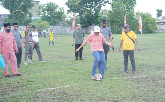 Buka Turnamen Sepakbola Usia Dini Piala Camat Bangko, Wabup : Junjung Tinggi Sportifitas
