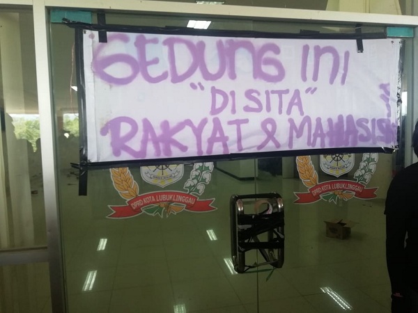 Kesal Tak Ditemui, Mahasiswa Segel Gedung DPRD Lubuk Linggau