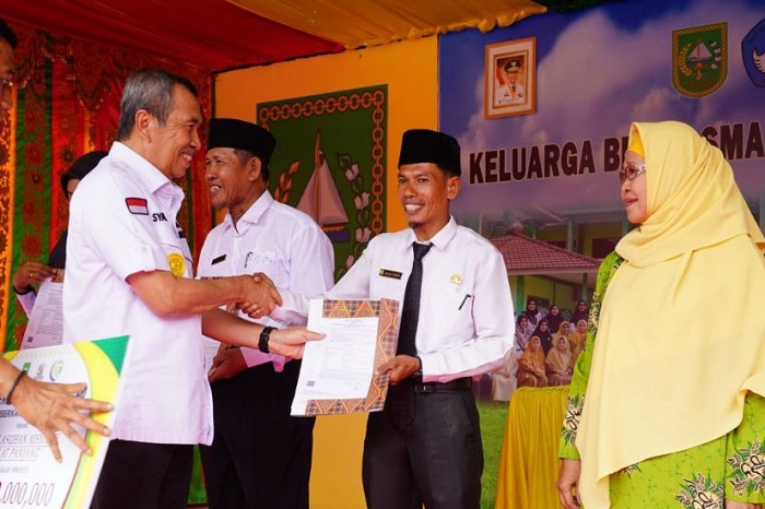 Penantian 23 Tahun, Khumeri Terharu Terima SK PPPK Dari Gubernur Riau