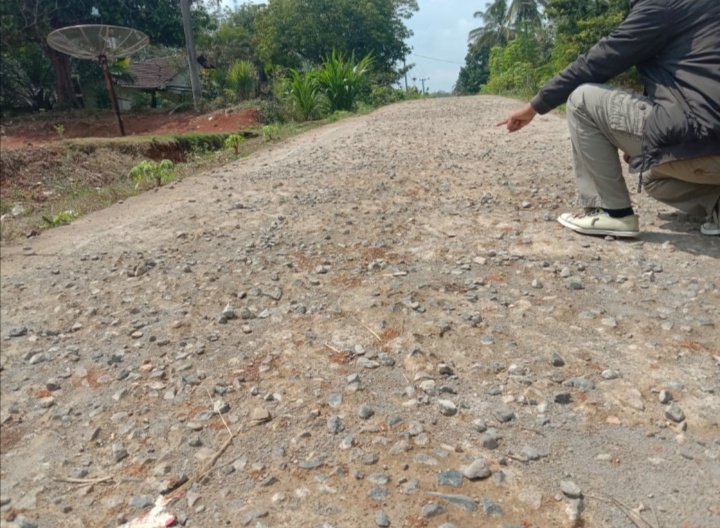 Jalan Cor Beton Trikarya Rusak, PPK dan PPTK PU Bina Marga Sulit di Temui