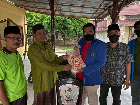 IKA UIR Salurkan 100 Paket Sembako Tahap Dua Beserta Masker dan Sanitizer