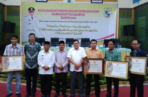 Bupati Pelalawan Serahkan Piagam Penghargaan CSR Kepada PT Inti Indosawit Subur 