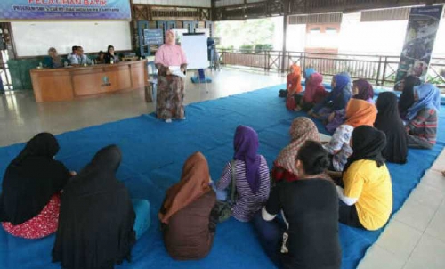 Kembangkan Batik Andalan, Puluhan Ibu-ibu di Pelalawan Dibekali Ketrampilan