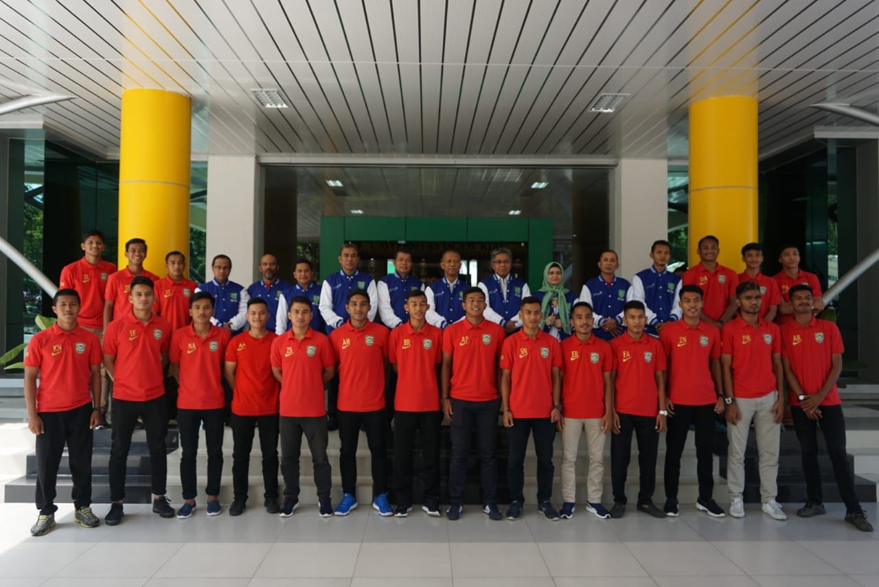 Rektor Syafrinaldi Lepas PS UIR Berlaga di Piala Menpora RI