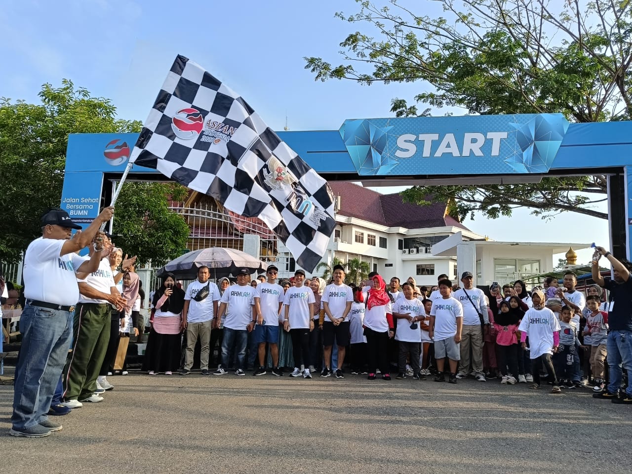 Jalan Sehat BUMN Disambut Antusias  Warga Rokan Hulu