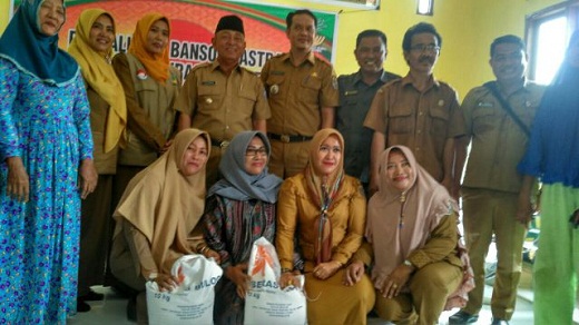 Bupati Harris Serahkan Langsug Bansos Rastra di Sorek