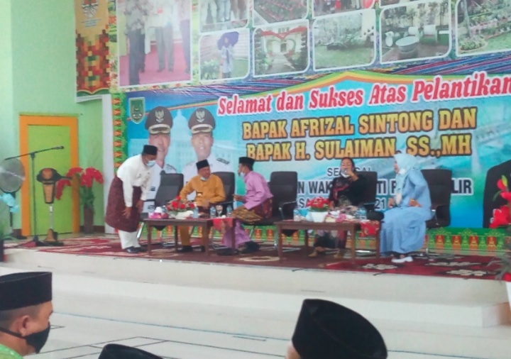 Bupati Rohil Naikkan Gaji Petugas Dan Pengawas Kebersihan