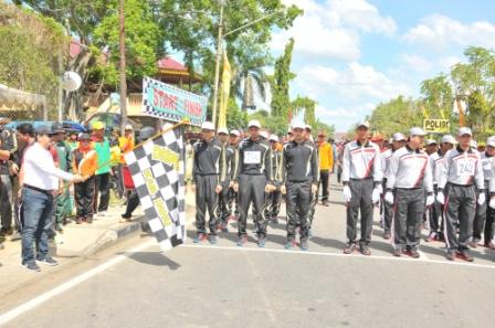 Disambut Antusiasme Masyarakat, Wabup Khairizal Lepas Lomba Gerak Jalan
