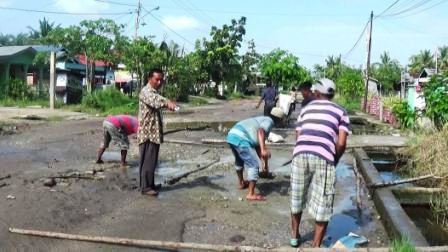 Warga Bagan Barat Harapkan Pemkab Rohil Perbaiki Jalan
