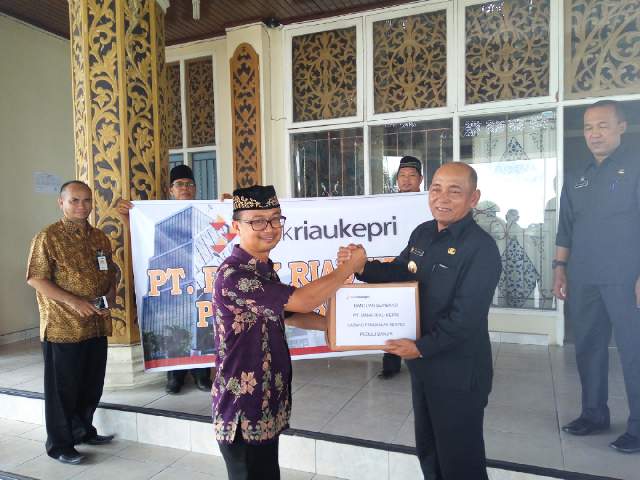 Diterima Bupati Harris, Bank Riau Kepri Salurkan Bantuan Untuk Korban Banjir di Pelalawan