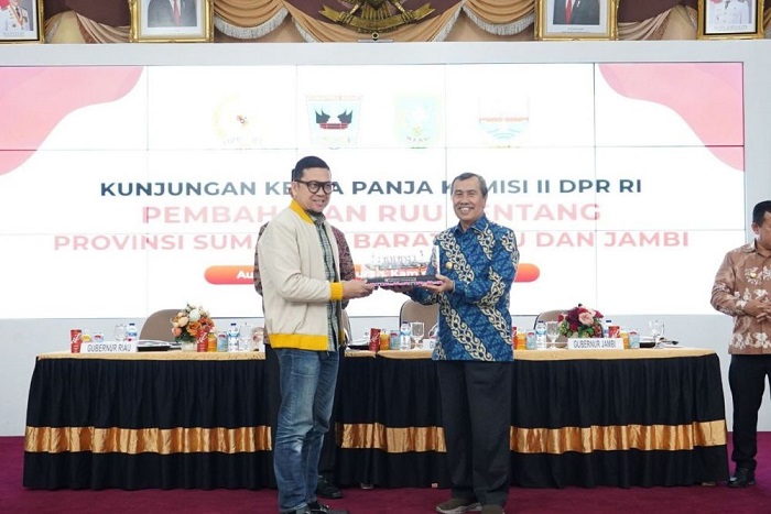 Rapat dengan Komisi II DPR, Gubernur Riau Perjuangkan Tenaga Honorer 