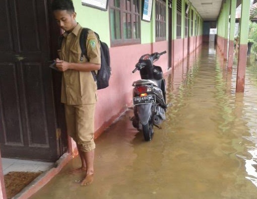 Diguyur Hujan,  Siswa SDN 005 Rohil Ikuti UN di Atas Air