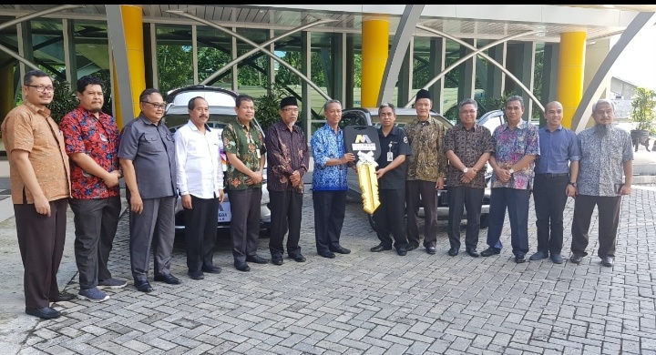 UIR Terima 9 Unit Mobil Operasional Bantuan Bank Mega Syariah