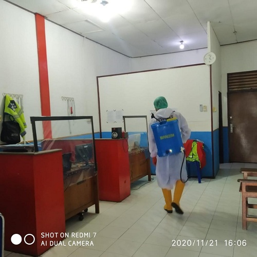Putus Mata Rantai Penyebaran Covid-19, Polres Lakukan Penyemprotan Cairan Desinfektan