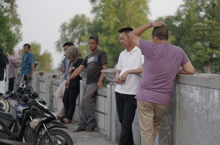 Jembatan Parit Atmo Bagansiapiapi Hampir Rubuh, Bupati Aprizal Tinjau dan Minta Segera Diperbaiki