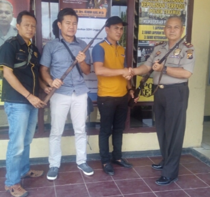 Warga Desa Sukaraya Kecamatan STL ULU Terawas, Serahkan SENPIRA Ke Polres Musi Rawas