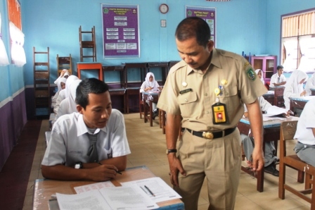 Pelaksanaan UN di Rohil, Plt Sekda Tinjau 4 Sekolah